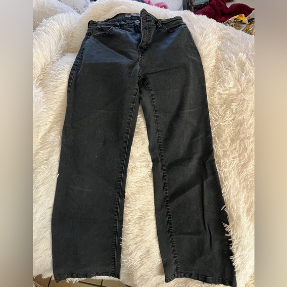 LEVI’s - Picture 2 of 3